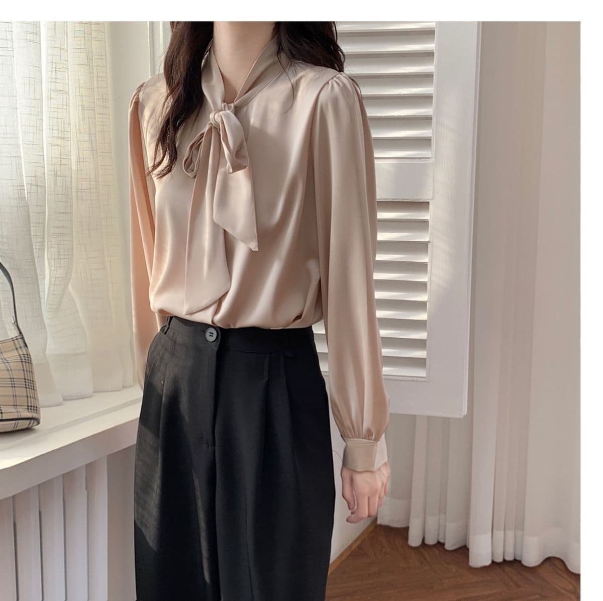 リボンブラウス 優美なネックリボンブラウス