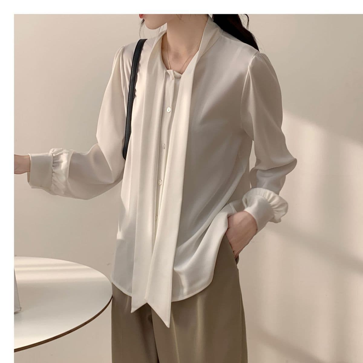 リボンブラウス 優美なネックリボンブラウス